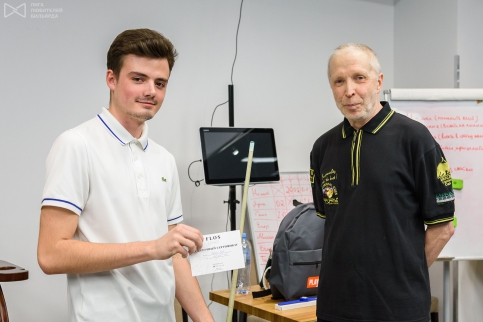 Главный ловелас U-Cup Никита Горбачёв с цветочным сертификатом от FLOS