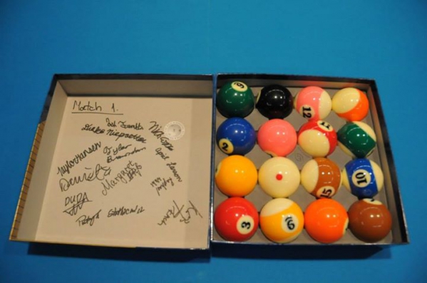 12 участников матча оставили автографы на коробке с шарами