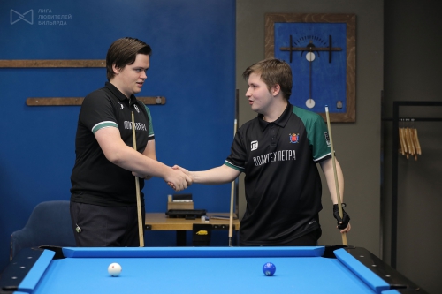 Традиционное рукопожатие перед игрой