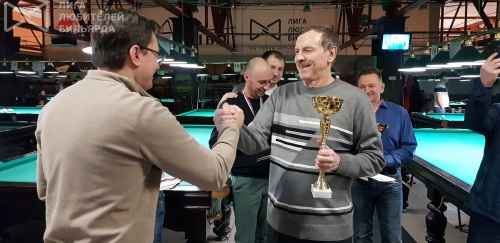 Василий Синюгин заслуженно получает кубок за победу