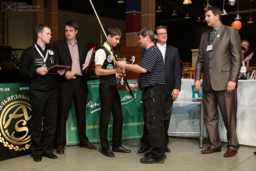 На 4-м этапе Кубка Европы-2010 Игорь Лукшин вручал свой кий победителю турнира Никите Ливаде