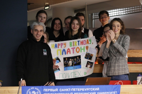 Студенты «Политеха» поздравили судью с прошедшим днем рождения