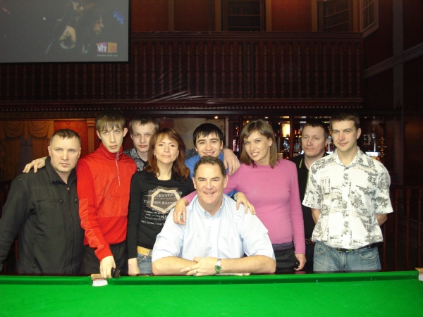 Сборная России по снукеру с Дереком Хиллом (слева направо: Сергей Рябинин, Антон Рябинин, Егор Плишкин, Наталья Трофименко, Юрий Пащинский, Анна Мажирина, Вечаслав Сорокин)