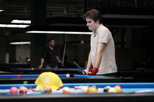 Евгений тоже охотится за кепкой