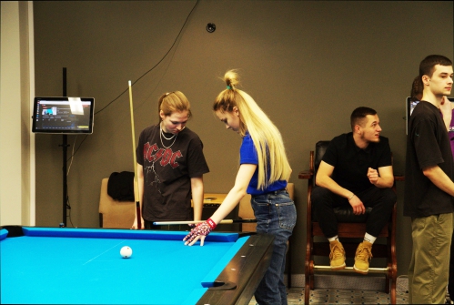 Михаил очень внимательно наблюдает за игрой Татьяны