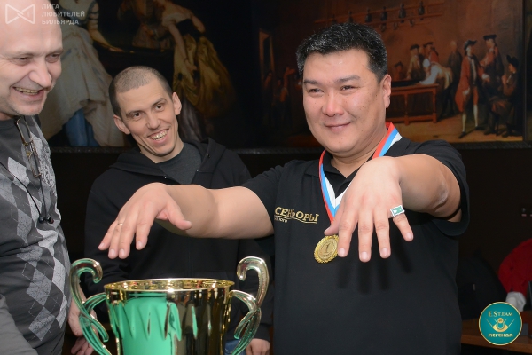 Женя думает, как потом перстень в коммерцию отжать)