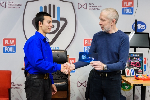 Алексей Осиновский вручает Даниилу Вишневецкому сертификат от нового партнёра U-CUP
