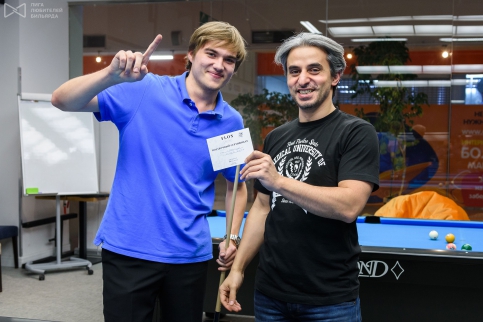 Георгий Крепкин получает сертификат от салона цветов FLOS за победу в конкурсе