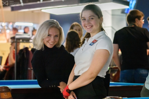 Карина Кильмаматова вынуждена пропустить турнир. Несчастный случай. Сломана нога. Но Карина не унывает. Поддерживаемая Катей Кукушкиной