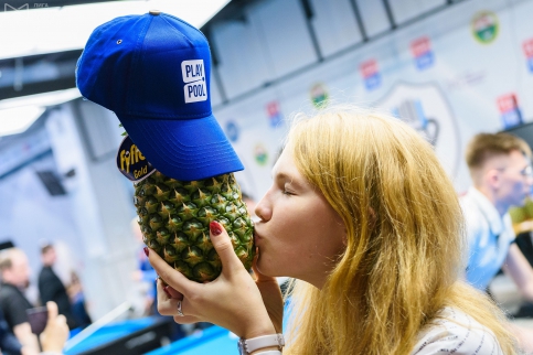 Аня Фатахова теперь может играть только в лиге Pro, поэтому ей остается только целовать ананас