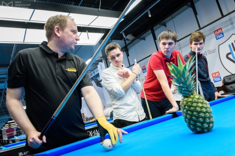 Маэстро Грудинкин объясняет правила конкурсного упражнения