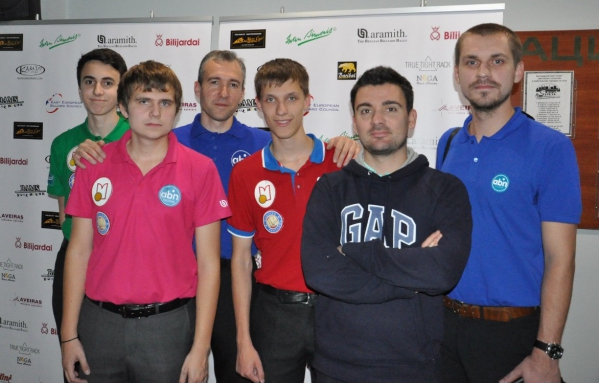 Часть российской делегации (кто не представлен на фото, тот играет матч)