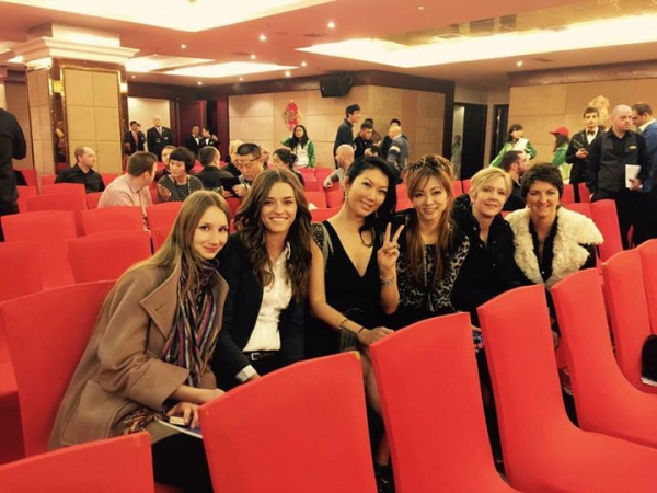 На фото со страницы Келли Фишер в соцсети - крайняя слева Анастасия Нечаева