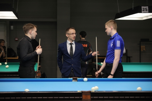 Константин Колесников проверяет знания правил у участников