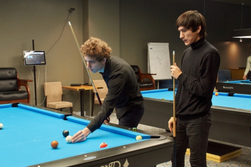 «Чтобы соперник не подошел к столу, нужно забрать у него биток»