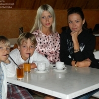 Муравьева Елена с сыновьями и подругой переживает за мужа