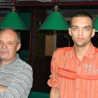 Любин Олег получает консультации от матерого бильярдиста