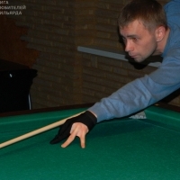 Чекушин Денис пробует себя в бильярде