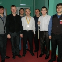 Именинник Головкин А. перед турниром с памятной медалью в кругу друзей