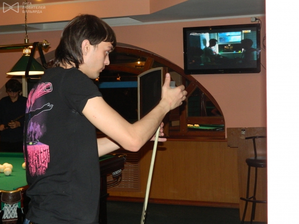 Олег чистит оружие перед боем