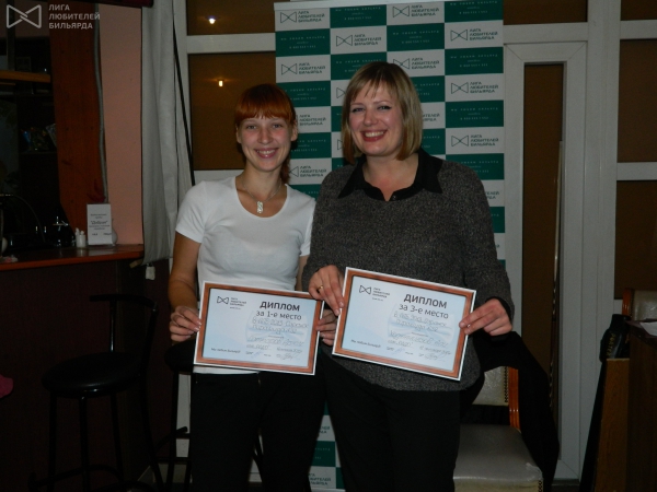 Девушки примеряют дипломы Девушки примеряют дипломы