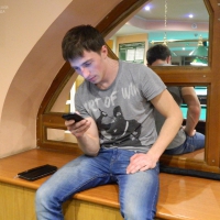 Молодой отец готовится к встрече семьи из роддома