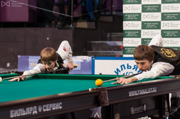 Сергей Крыжановский и Михаил Залывский играют на столе "Finnalist"