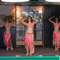 Девушки поднимают боевой дух участников