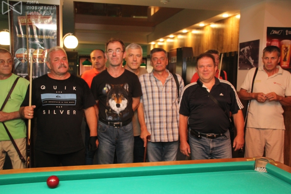 Александр Степанов (справа) в кругу друзей