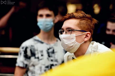 За игрой внимательно наблюдает волонтёр Антон Калашников