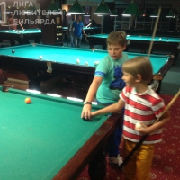 Молодые Муравьевы тоже скучают по бильярду)
