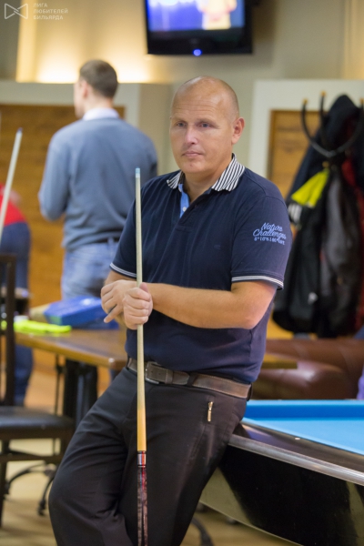 А вот сидеть на столе не очень хорошо. Хотя...это же «Джокер»