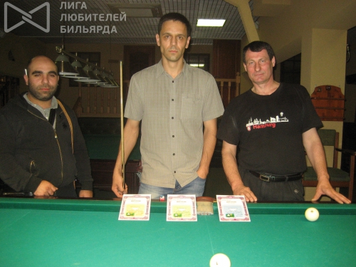 Скромность украшает чемпионов. Давид Арутюнов, кажется, не хотел заходить в кадр