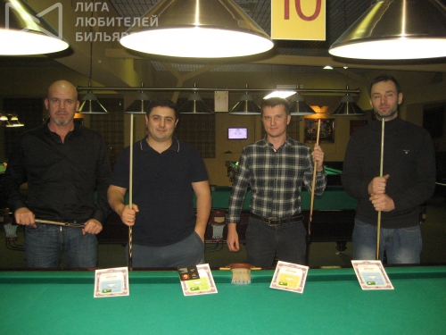 Редкие гости «отрезали» от пьедестала нуждающихся в очках постоянников