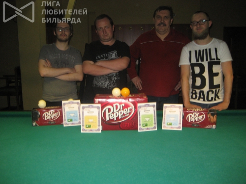 Счастливые обладатели последнего комплекта вишневого напитка