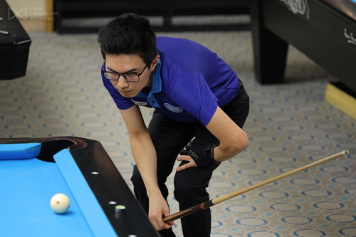 Жаргал Бараканов оценивает позицию на виде «снизу"