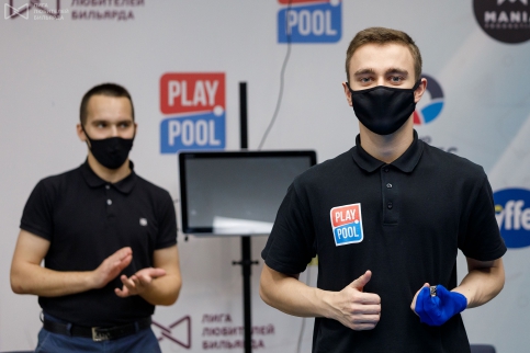 Гавриил Петров получает значок U-CUP Pro