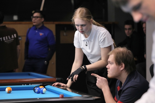 Сначала скотч наклеивают на кий, затем на биток, потом в него заматывают участника