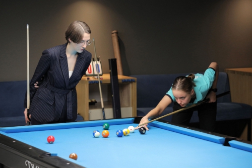 Полина подсказывает Софии, куда бить