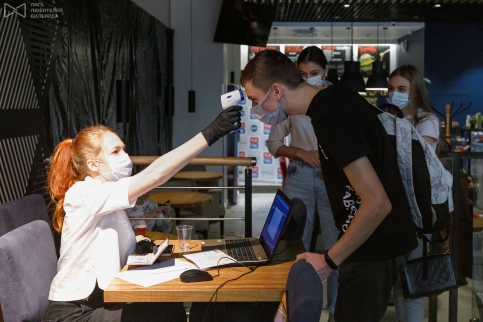 Как всегда в условиях пандемии, турнир начинается с измерения температуры участников