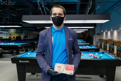 Сертификат от Центра бильярда PLAYPOOL за победу в конкурсе прогнозистов получает Иван Соломатин
