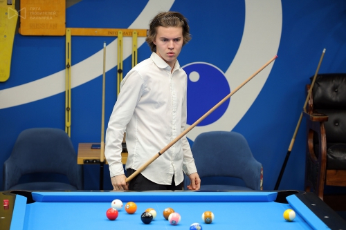 Даниил Ануфриев разбирает позицию на столе