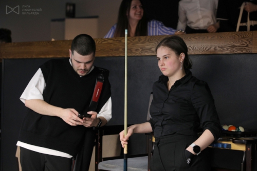 Александр Лапин пересматривает трансляцию своей игры с Юрием Мезеневым