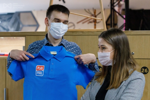 Накануне своего дебюта в турнире по пулу Дмитрий Патенко получает фирменное поло за победу в турнире по дартс