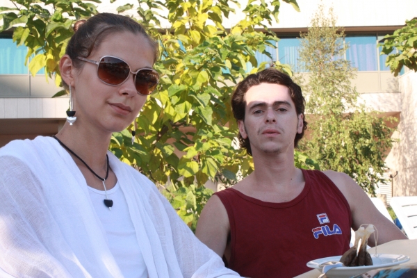 Вот за этим столиком возле того же бассейна мы с Настей и беседовали