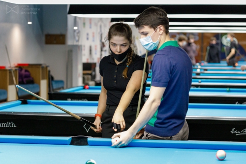 Опытная Катя Кукушкина даёт советы партнёру по парной встрече Алексею Сердюку