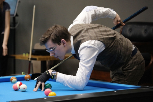 Только в бильярде можно увидеть йогу для пальцев