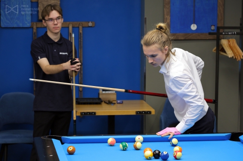 Никита Суярембетов разбирает позицию на столе