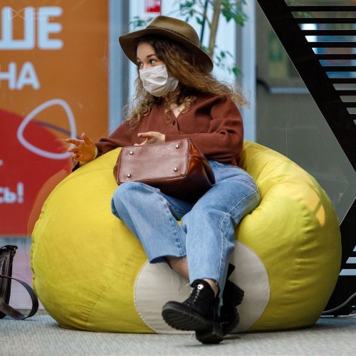 Мягкое кресло...клетчатого пледа не хватает