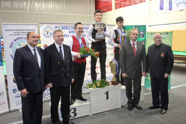 Звучит гимн КНР